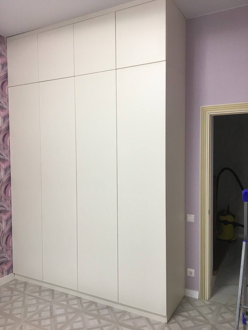 Шкаф распашной Белый лиловые обои